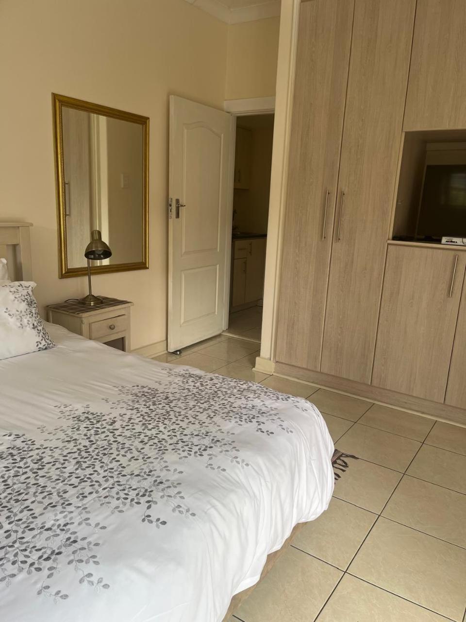 At Sta-Plus Guest House Port Elizabeth Exterior photo